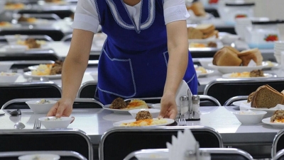 Circa 160.000 de elevi din țară beneficiază de alimentație gratuită