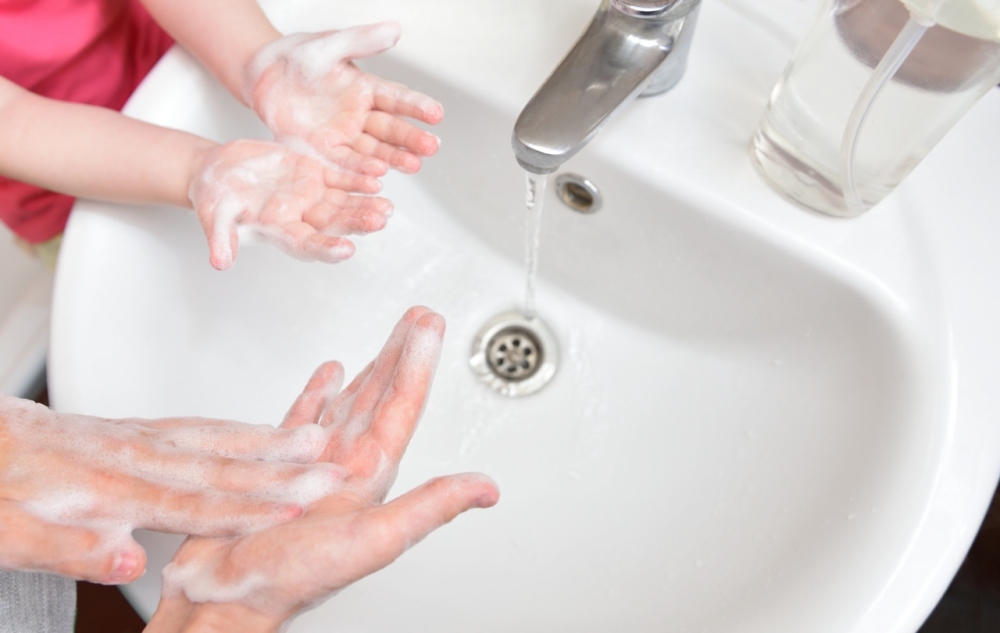 Spălarea corectă a mâinilor, cel mai banal gest care protejează copilul de boli. Tu știi cum se face corect?
