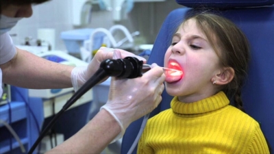 Roșu în gât la copii – Care sunt cauzele și când trebuie luate antibiotice?