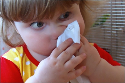 Imunitatea se formează și prin contactul cu virusuri și bacterii. Cum ne protejăm copilul de riscul de a face forme severe ale bolilor