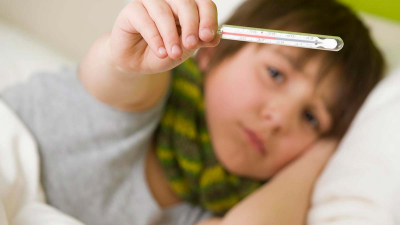 Febra la copii: ce cauze are si cum poate fi scazuta