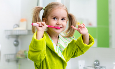 Periuța de dinți pentru copilul tău – cum o menții curată și când o schimbi