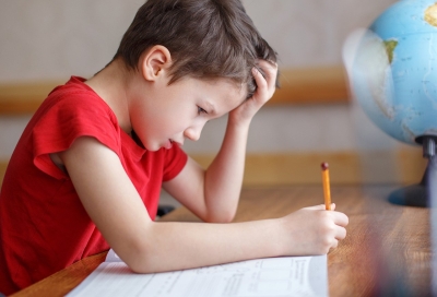 Cum îţi ajuţi copilul să-şi învingă anxietatea pentru şcoală?