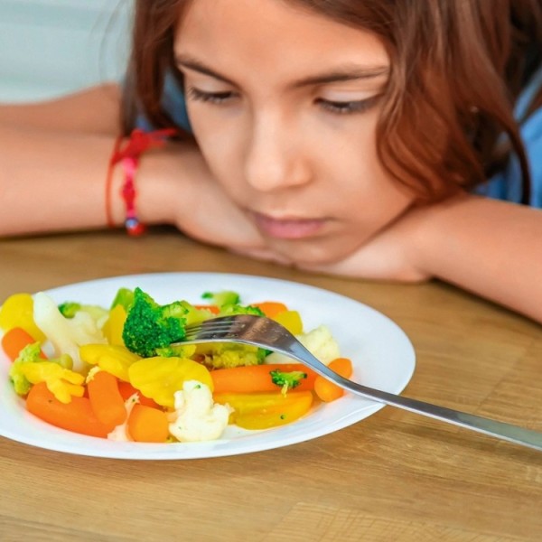 Semne subtile care arată că un adolescent se luptă cu bulimia, anorexia sau mâncatul compulsiv