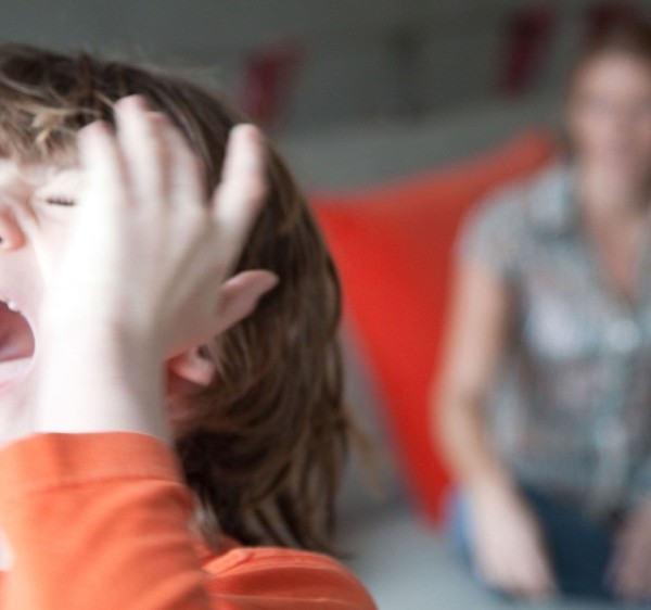 Cum să gestionezi crizele de nervi la adolescenți? Sfaturi practice pentru părinți și profesori