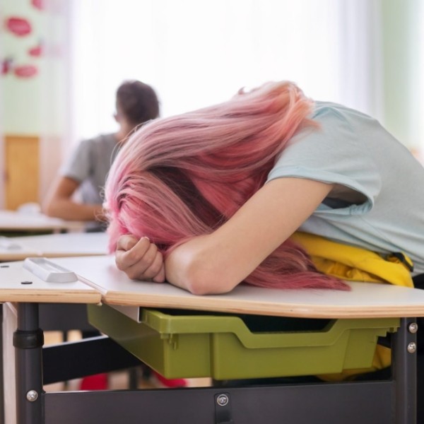 Postura corecta la scoala: Cum eviti cifoza si scolioza la copii