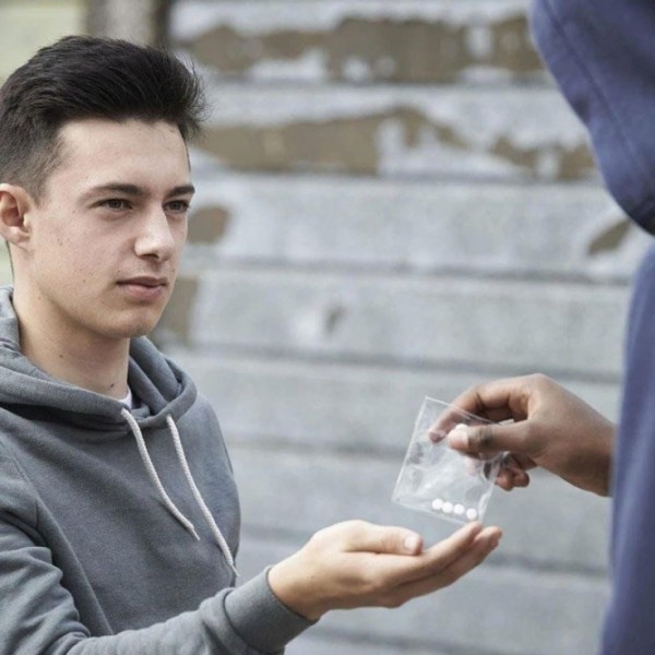 Copii de doar 12 ani ajung consumatori de droguri. Autoritățile caută soluții