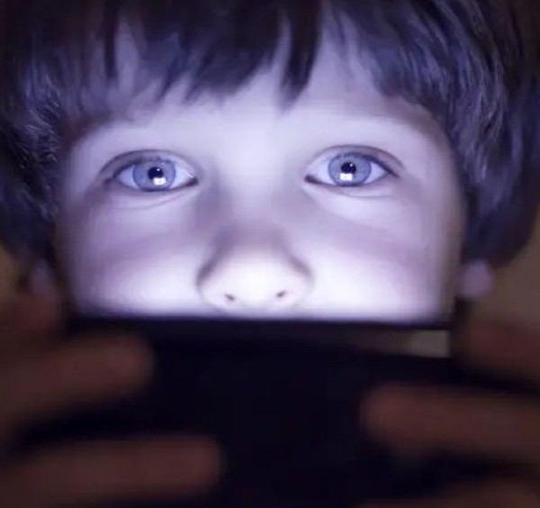Copiii, captivi în social media: Ce spun unii liceeni despre dependența de telefon