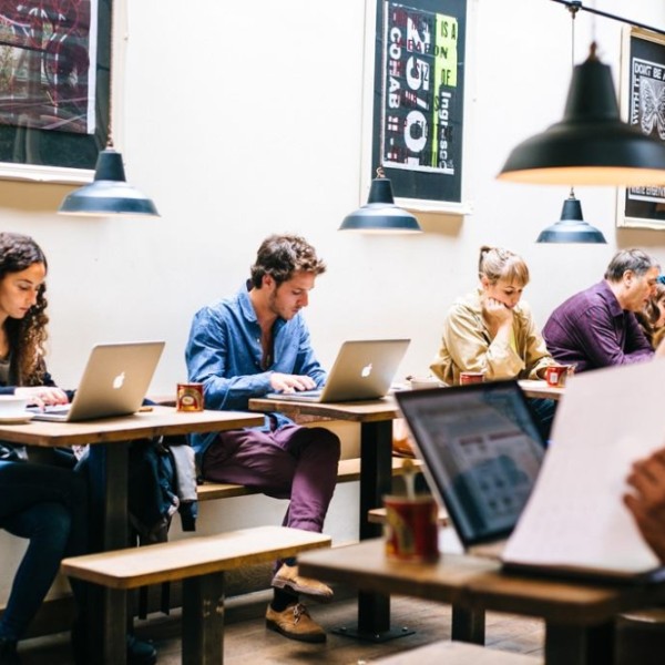 Specialist în educație: Excesul de tehnologie poate duce la „autism social” în rândul elevilor