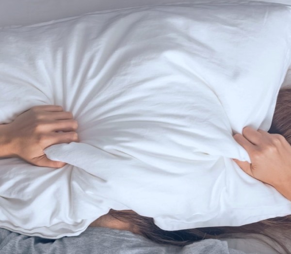 De ce dorm adolescenții atât de mult în weekend și de ce n-ar trebui să ne mai certăm pe tema asta