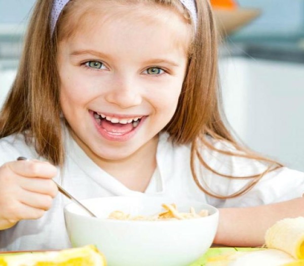 Mic dejun pentru copilul școlar. Ce îi oferi dimineața?