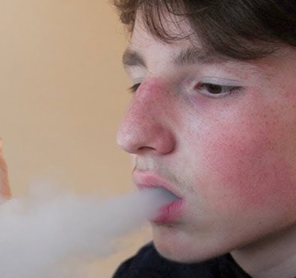 Alarmă în școli: Țigările electronice devin tot mai populare printre adolescenți