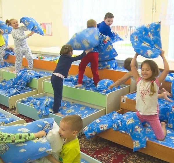 Cum ajutam copiii să adoarmă și să se relaxeze la creșă și grădiniță