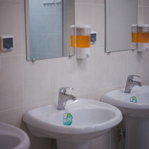 Peste 360 de blocuri sanitare modernizate în școlile din întreaga țară