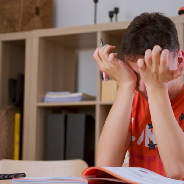 Copilul tău (pre)adolescent este mereu obosit și nervos? Medicul explică ce se întâmplă, de fapt