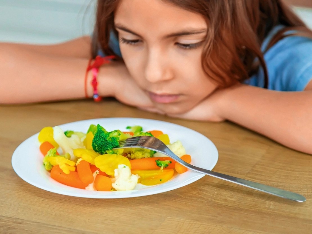 Semne subtile care arată că un adolescent se luptă cu bulimia, anorexia sau mâncatul compulsiv