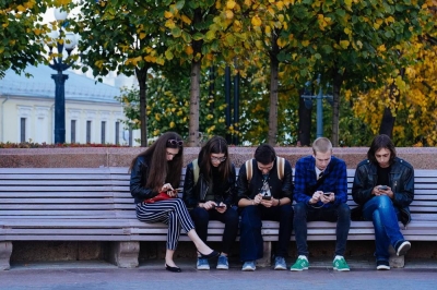 Timpul petrecut pe social media afectează psihicul și viitorul adolescenților. Iată studiile și dovezile!