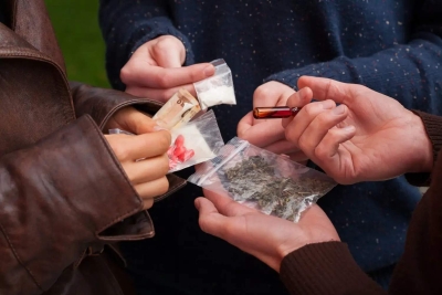 10 semne că ai un copil cu prieteni care consumă droguri