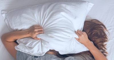 De ce dorm adolescenții atât de mult în weekend și de ce n-ar trebui să ne mai certăm pe tema asta
