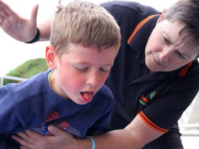 Salveaza-ti copilul - primul ajutor in caz de inecare cu mancare