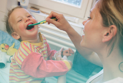 Igiena dentară la copii - cum îi inveți pe cei mici să adopte obiceiuri sănătoase