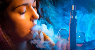 Tot mai mulți adolescenți consumă țigări electronice: Ce spun medicii