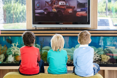 9 semne de la neurolog că un copil se uită prea mult la televizor