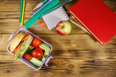 Ce trebuie să știi despre pachețelul pentru școală. Când mâncarea „de acasă” ascunde zeci de aditivi