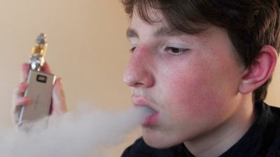 Alarmă în școli: Țigările electronice devin tot mai populare printre adolescenți