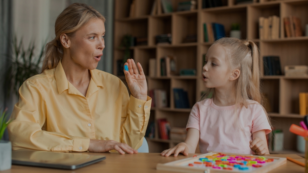 Când și cum ne dăm seama că trebuie să mergem cu cel mic la logoped?