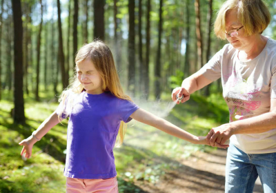 Cum îmi pot proteja copilul de căpușe?