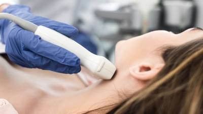 Ce trebuie să știi despre cancerul de tiroidă al adolescenților. Medic: „În ciuda faptului că tinde să fie mai agresiv, prognosticul este mai bun decât la adulții în vârstă”