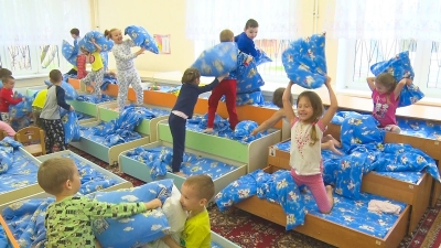 Cum ajutam copiii să adoarmă și să se relaxeze la creșă și grădiniță