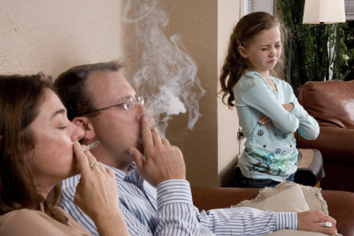 Fumezi langa copilul tau? Ce efecte poate avea pe termen lung