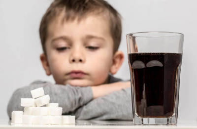 Semnal de alarma: copiii incep de timpuriu sa consume in mod regulat bauturi cu zahar